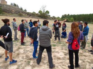 pedro explicando finca