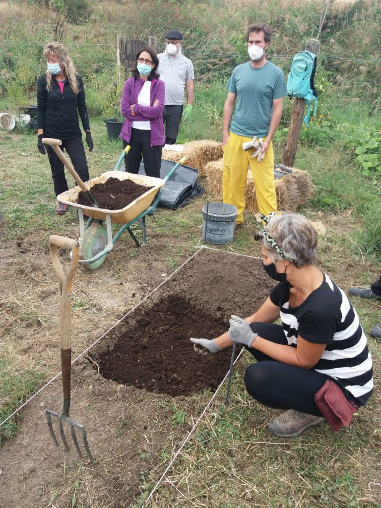 añadiendo compost